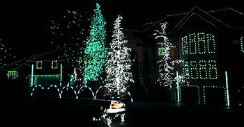 Piano Controls Over 500,000 Christmas Lights