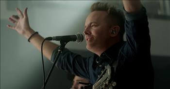 ‘Is He Worthy?’ Live Chris Tomlin Performance