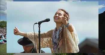 Lauren Daigle Leads Worship At Women’s Prison In Ohio