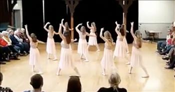 10 Ballet Dancers Perform Stunning Routine To ‘Mary Did You Know’