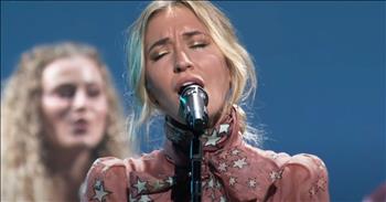 Lauren Daigle Performs ‘Hold On To Me’ At The GMA Dove Awards