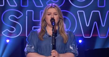 Kelly Clarkson Sings ‘Rescue’ By Lauren Daigle