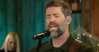 ‘King Size Manger’ Josh Turner Live Christmas Performance