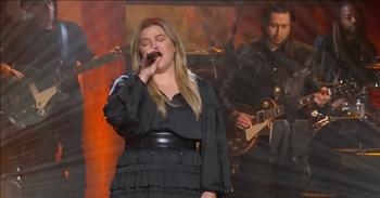 Kelly Clarkson Sings Chilling Rendition Of ‘Bridge Over Troubled Water’